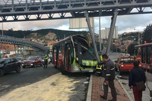 Bus de Transmilenio chocó contra puente peatonal en el suroriente de Bogotá