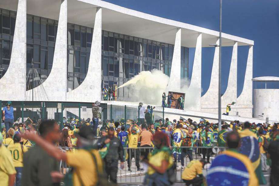 Policías antidisturbios accedieron el domingo pasado a la sede del gobierno de Brasil, tomada por seguidores radicales del expresidente Jair Bolsonaro, en Brasilia (Brasil). 