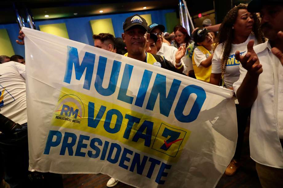 Simpatizantes del candidato José Raúl Mulino, el delfín del inhabilitado exgobernante Ricardo Martinelli, celebran los primeros resultados en la sede de campaña del candidato.