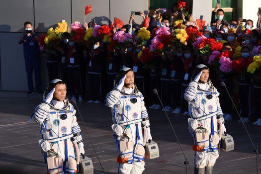 Los astronautas Nie Haisheng (C), Liu Boming (D) y Tang Hongbo (izquierda) antes de despegar.