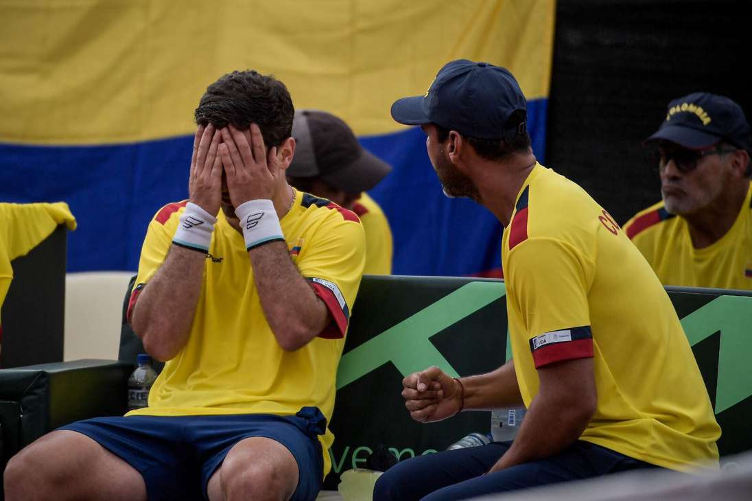 El tenista Nicolás Mejía (der.) cayó en su partido ante Chris Rodesch por los Play-offs de la Copa Davis entre Colombia y Luxemburgo.