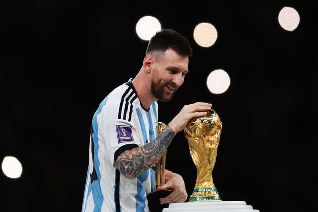 Cifra absurda: millonario pago en subasta de camisetas que Messi usó en el mundial