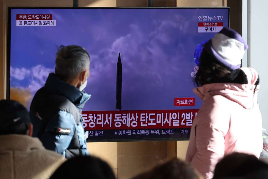 Las personas reunidas en la estación de Seúl vieron la cobertura de noticias sobre el lanzamiento de dos misiles balísticos de Corea del Norte hacia el mar del Este. 