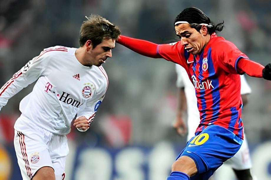 El alemán Philipp Lahm (Bayern Múnich) junto al colombiano Dayro Moreno (Steaua Bucarest) en la Liga de Campeones 2008/2009.