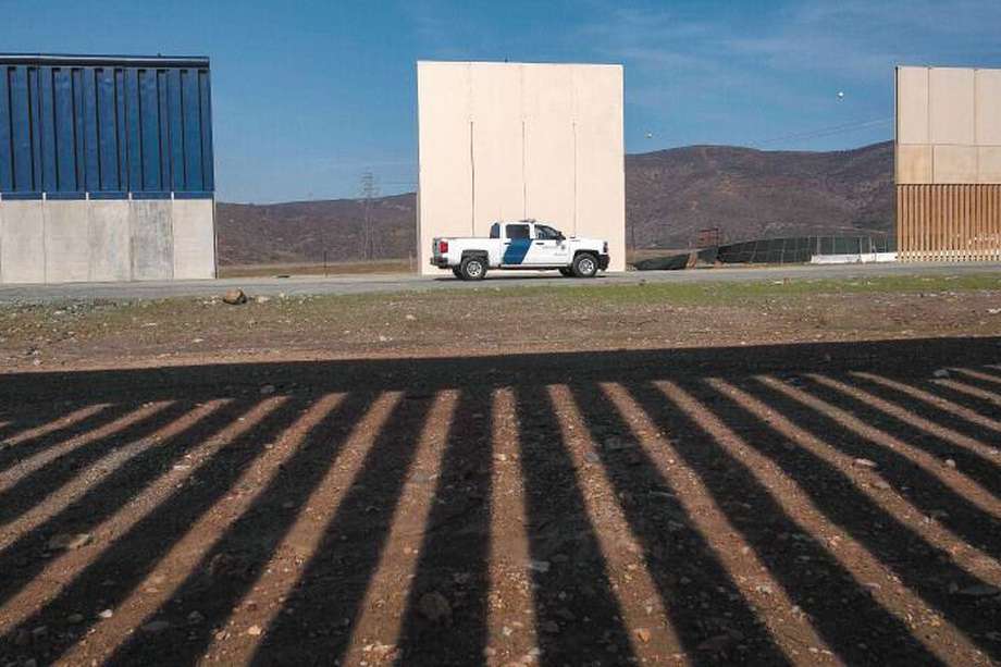 El año pasado se presentaron varios prototipos para el muro que planea construir Donald Trump.  / AFP