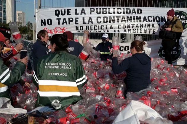 Bajas en el precio del cartón amenazan el trabajo de los recicladores en Argentina
