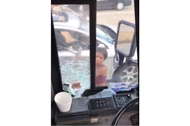 Mujer rompió la ventana de un bus y atropelló al conductor 