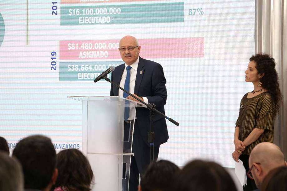 Mauricio Katz García, secretario de la Comisión de la verdad, informó que el monto total de los dos contratos es de $408 millones.