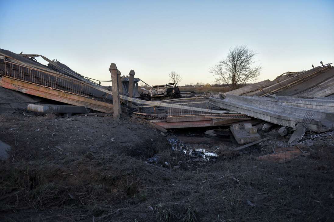 Kherson (Ukraine), 14/11/2022.- Destroyed bridge on the way to the recaptured city of Kherson, Ukraine, 14 November 2022. Ukrainian troops entered Kherson on 11 November after Russian troops had withdrawn from the city. Kherson was captured in the early stage of the conflict, shortly after Russian troops had entered Ukraine in February 2022. (Rusia, Ucrania) EFE/EPA/OLEG PETRASYUK