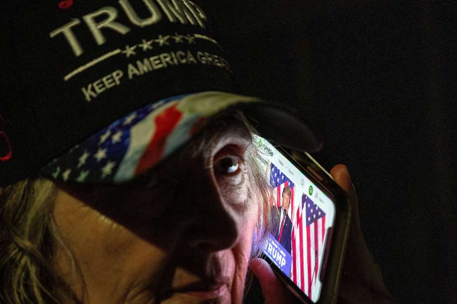 Seguidores del expresidente estadounidense Donald Trump escuchan su anuncio en el exterior del Club Mar-a-Lago en Palm Beach, Florida, EE.UU., el 15 de noviembre de 2022.