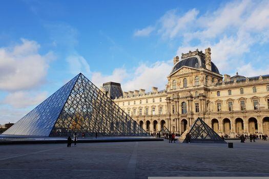 El Museo del Louvre es el museo más importante de Francia y el museo de arte más visitado del mundo. La Mona Lisa, de Leonardo Da Vinci, es una de las obras más emblemáticas del recinto. Sus guías aconsejan dedicar entre dos y tres días para recorrer su totalidad.