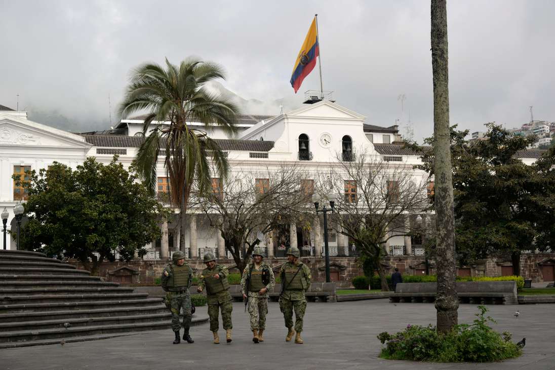 Soldados patrullan la Plaza de la Independencia (o Plaza Grande) y los alrededores del Palacio Presidencial de Carondelet (atrás) en el centro de Quito.