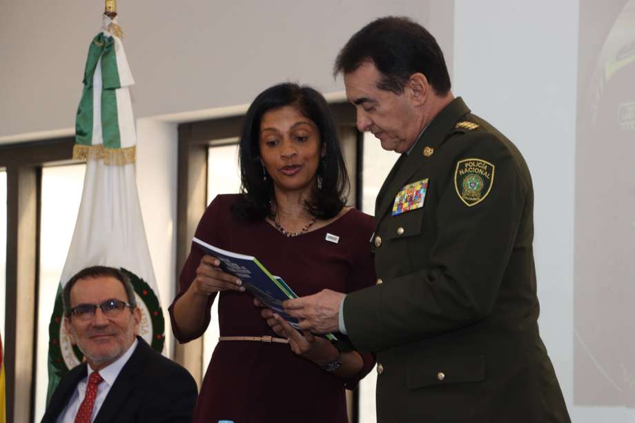 La directora de USAID Colombia le entregó al comandante general de la Policía una cartilla con el nuevo modelo