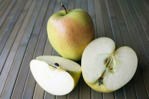 El científico Andrew Pelling diseñó una oreja con el tejido de una manzana e hizo crecer células humanas en ella. / Pixabay