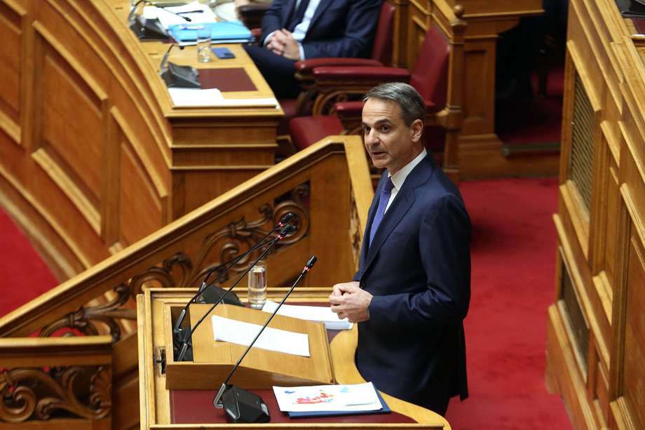 El primer ministro griego, Kyriakos Mitsotakis, se dirige al parlamento durante el debate sobre el proyecto de ley de igualdad en el matrimonio, en Atenas, Grecia, el 15 de febrero de 2024.
