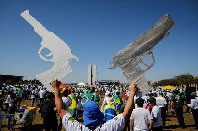 Miles de bolsonaristas se manifiestan a favor de las armas en Brasil