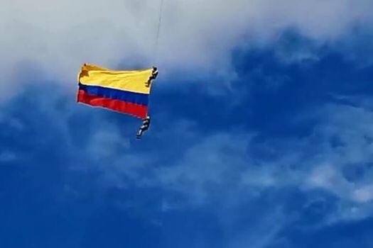 Los dos militares murieron durante una demostración aérea de la Fuerza Aérea Colombiana durante el desfile de silleteros en la capital antioqueña. / Tomada de video.