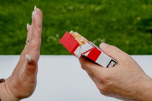 La apuesta de Philip Morris al cambiar sus productos por cigarrillos electrónicos sin humo podría no ser la alternativa más saludable para el mundo.  / Pixabay.