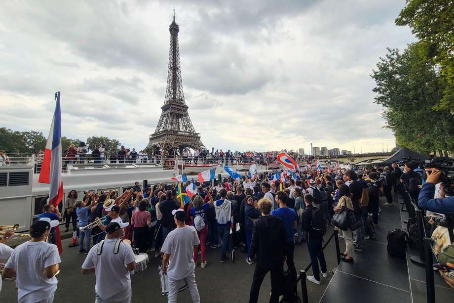 Decenas de personas animan a los deportistas olímpicos y paralímpicos durante el acto de presentación de este martes de la antorcha de los Juegos Olímpicos de París 2024. 