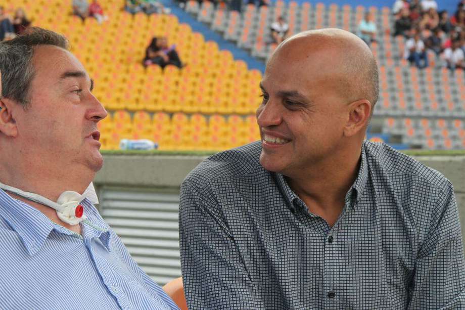 El congresista Mauricio Parodi (der.), impulsor de la Ley del Entrenador Deportivo, en compañía del técnico Luis Fernando Montoya.