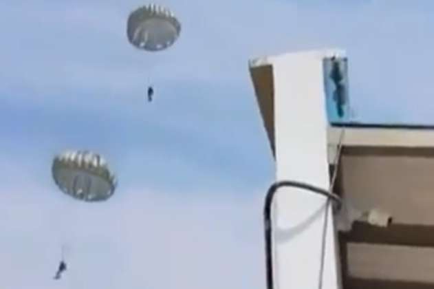 Video: militares de la Fuerza Aérea cayeron de sus paracaídas en un entrenamiento