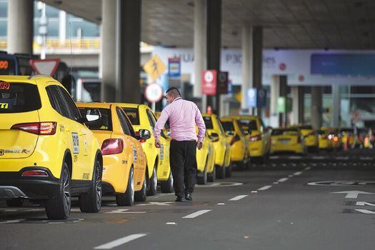En Bogotá hay 52.700 taxis, de los cuales unos 6.000 tienen el sistema de “taxi inteligente”.  / Diego Cuevas - El Espectador
