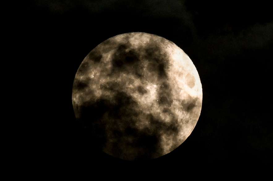 La superluna también fue capturada en Berlín, en Alemania. En muchos sitios no se pudo ver con claridad debido a la gran cantidad de nubes.