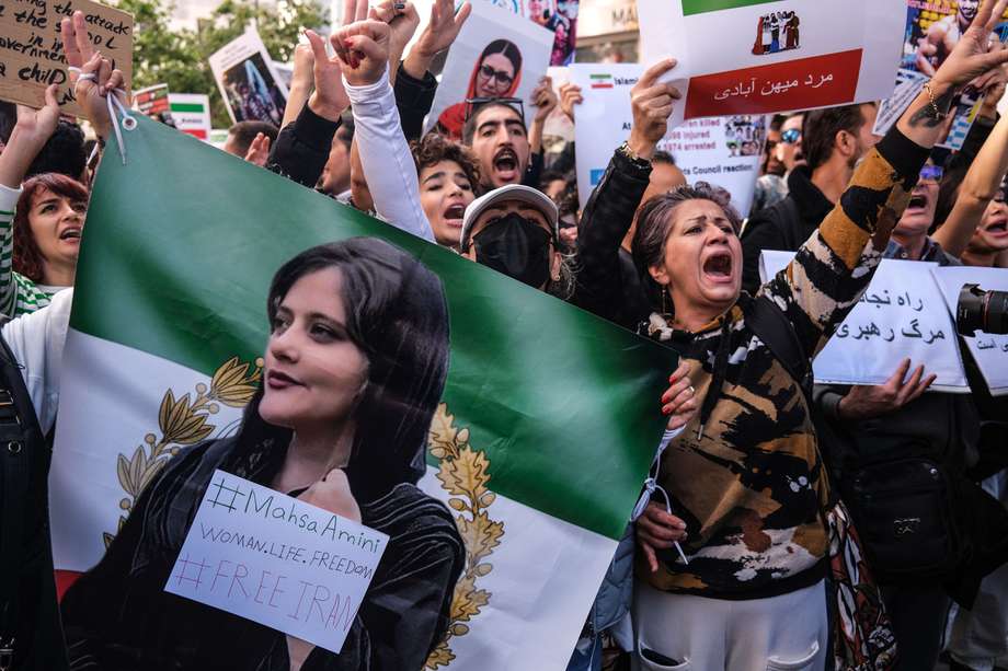 Pese a la represión en Irán en medio de las protestas, que cumplen al menos unas nueve semanas, los jóvenes en el país no han dejado de reclamar por la muerte de Amini.