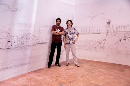 Rafael Dussan y Raúl Ballesteros en su exposición "Entre líneas", en el Centro de Formación de la Cooperación Española, en Cartagena de Indias.