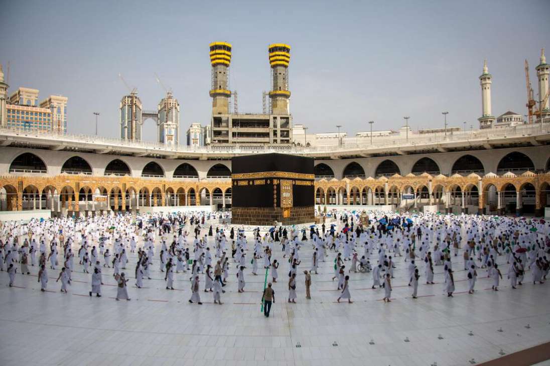 Los fieles musulmanes iniciaron el viernes la "lapidación de Satán", uno de los últimos rituales de la gran peregrinación en Arabia Saudita que se vio drásticamente reducida este año para evitar cualquier propagación del COVID-19.