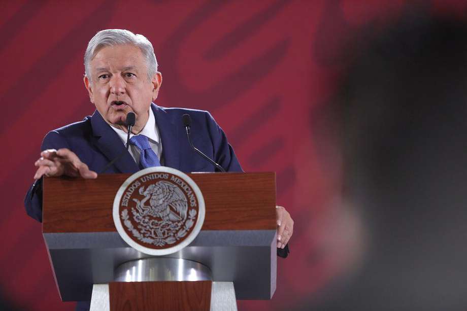 El presidente de México, Andrés Manuel López Obrador, dice que dos antecesores suyos deben comparecer tras acusaciones de corrupción. 