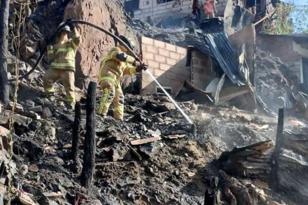 Un incendio en Bello, Antioquia, consumió seis viviendas y dejó 47 damnificadas