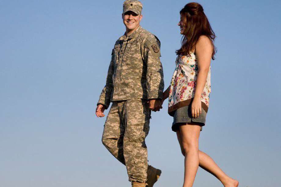El simple acto de llevar de la mano a la pareja puede traducirse en una medida correctiva para el militar.