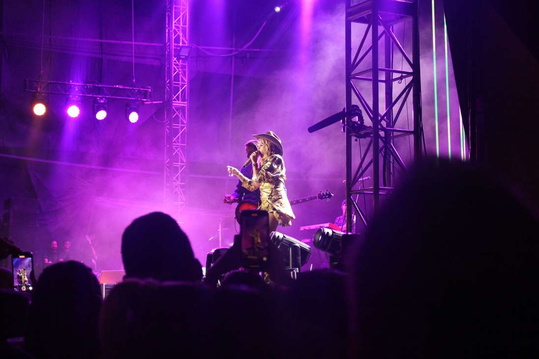 La cantante Paulina Rubio se subió al escenario principal del evento como una 'rockstar' y luego se puso el sombrero típico en sus tierras para interpretar sus éxitos más mexicanos.
