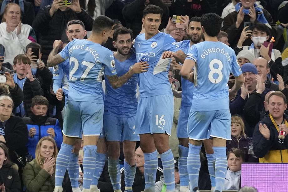 Bernardo Silva celebra con sus compañeros uno de los goles en la victoria de Manchester City contra Brighton.