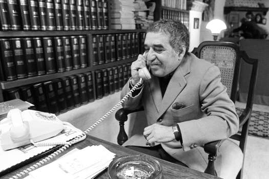 Gabriel García Márquez nació en 1927, su primera novela la publicó a los 27 años de edad y murió el 17 de abril de 2014. Era el mayor de siete hermanos.