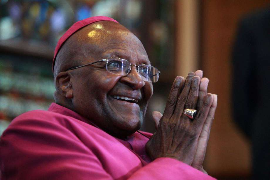 El ícono sudafricano anti-apartheid Desmond Tutu, descrito como la brújula moral del país, murió el 26 de diciembre de 2021, a los 90 años.