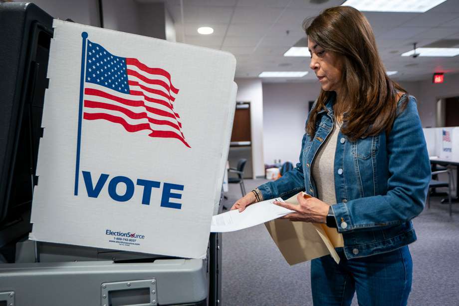 Una mujer dejando su voto en las elecciones en Virginia. 