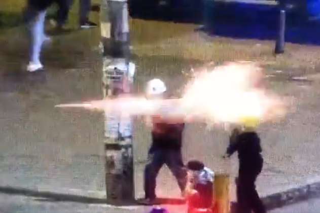 Video: encapuchados atacan con cohete artesanal a miembros del Esmad en Bogotá