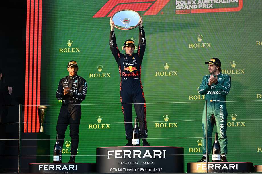 Lewis Hamilton (izquierda), Max Verstappen (centro) y Fernando Alonso  en el podio del Gran Premio de Australia de la Fórmula 1.