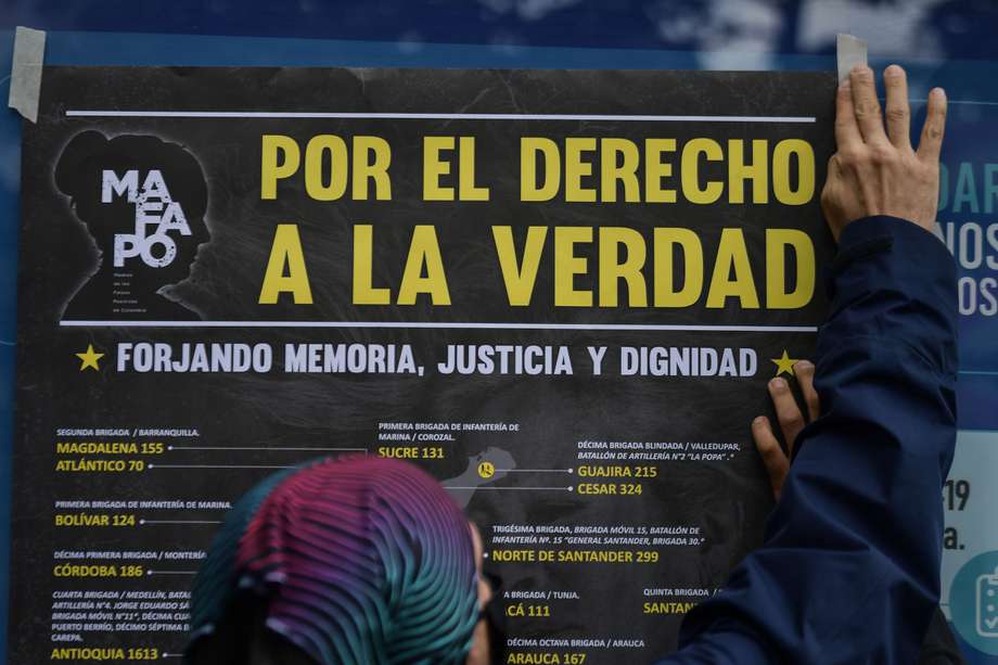 Plantón de las madres de Soacha frente a la JEP para para rendir memoria por las 6.402 ejecuciones extrajudiciales cometidas durante el período de Álvaro Uribe Vélez como presidente de Colombia