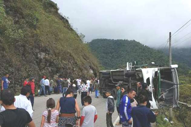 Dos muertos y 10 heridos deja volcamiento de bus en vía Yopal - Sogamoso