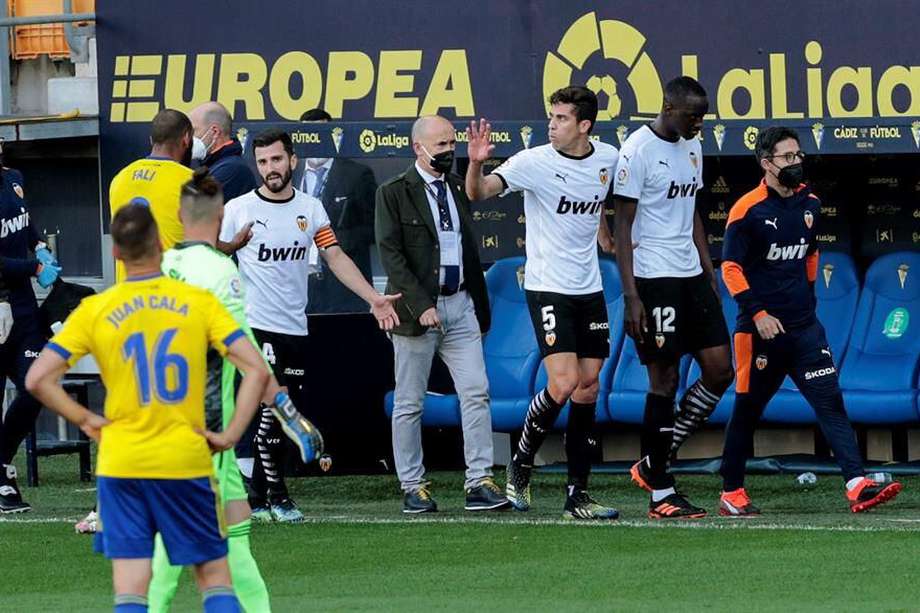 Los jugadores de Valencia se retiraron durante varios minutos después de que Mouctar Diakhaby recibiera insultos racistas.