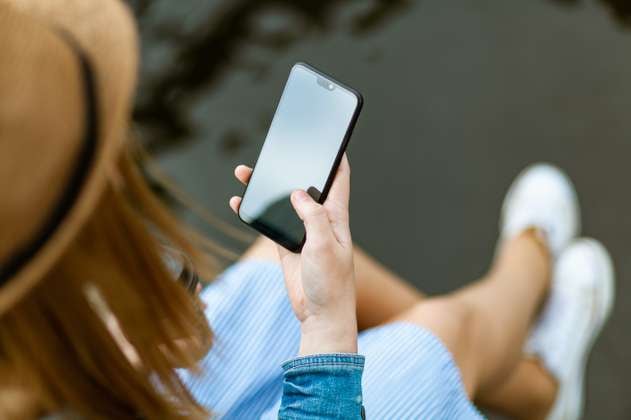 Jóvenes que usan el celular más de tres horas al día padecen más dolores de columna
