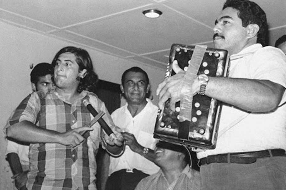 Miguel López (der.) acompañado de Jorge Oñate (Izq.) En el Festival Vallenato de 1972.
