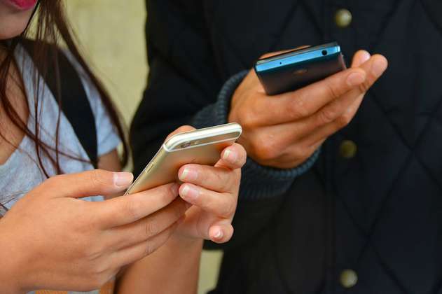 Buscarán restringir uso de dispositivos móviles en los colegios