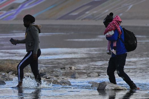 Migrantes haitianos cruzando el Río Grande, en la frontera entre Estados Unidos y México, en enero de 2022. 