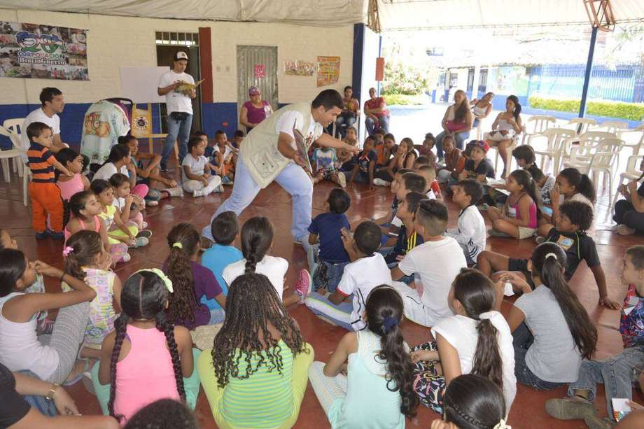 Gustavo Gutiérrez lleva 15 años interviniendo con educación, lectura y arte varios barrios del Distrito de Aguablanca (oriente de Cali).