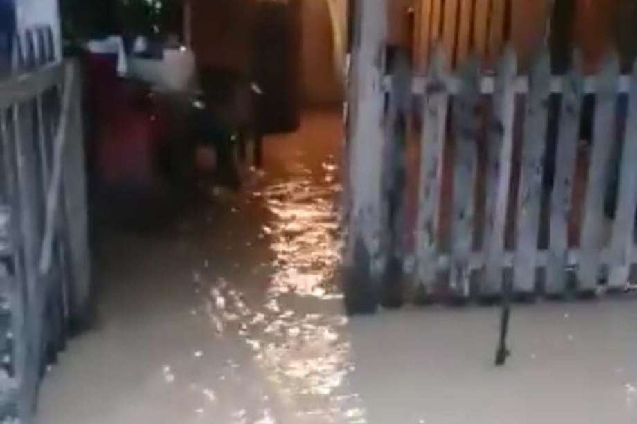 El agua se metió en el interior de las viviendas.