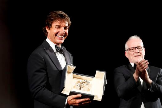 El actor estadounidense Tom Cruise (L) sostiene su premio Palme d'Or d'honneur (Palma de Oro Honoraria) junto al director del Festival de Cine de Cannes, Thierry Fremaux, antes de la proyección de 'Top Gun: Maverick' durante la 75ª edición del Festival de Cine de Cannes, en Cannes, Francia, 18 de mayo de 2022. La película se presenta fuera de competición del festival que se desarrolla del 17 al 28 de mayo. EFE/EPA/SEBASTIEN NOGIER
